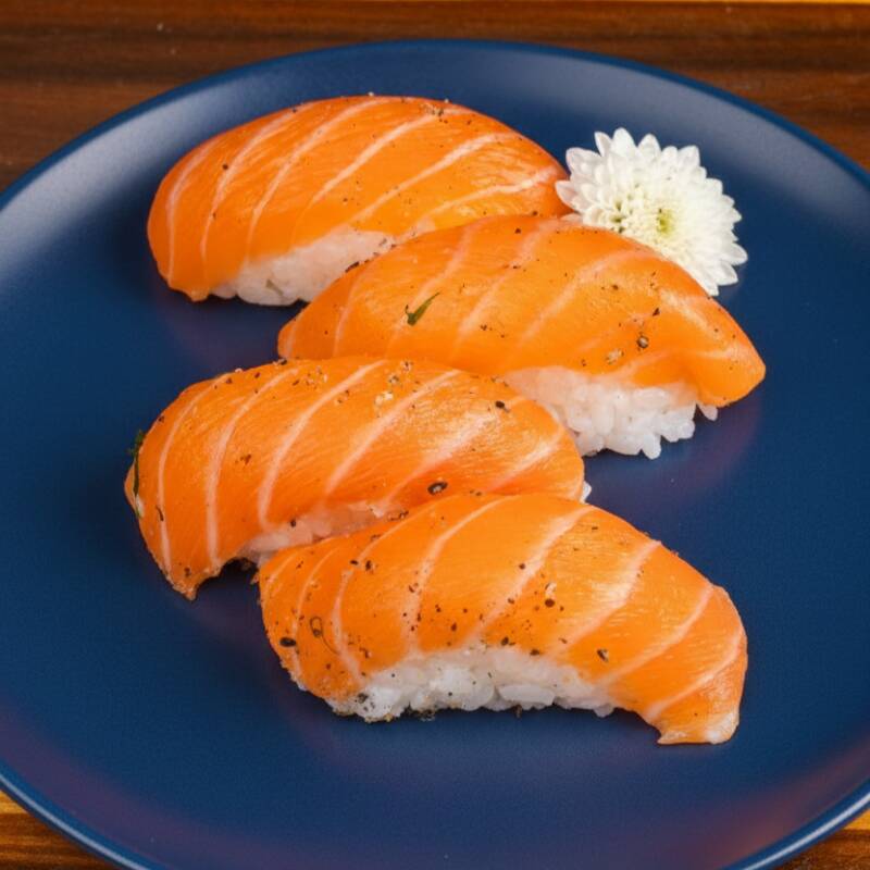 Lâminas de salmão e arroz japonês.