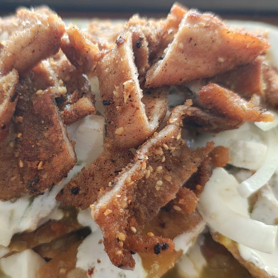 Tazón de chilaquiles con milanesa