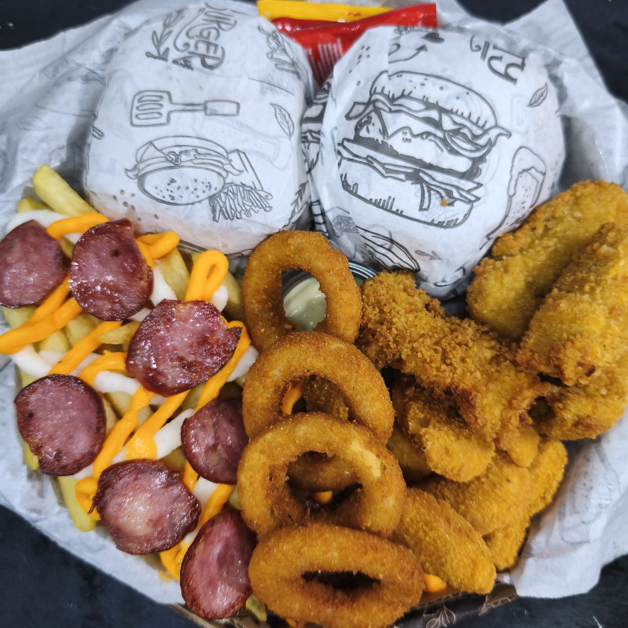 2 x tudos, batata frita com cheddar e calabresa, nuggets, frango crocante, aneis de cebola, saches de molho e molho da casa + brinde: 2 guarana natural