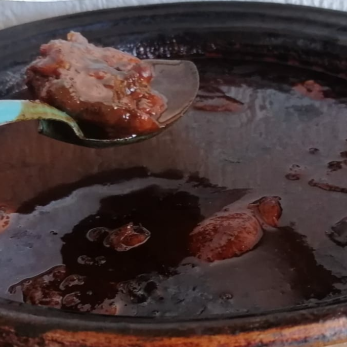 Pollo en Mole Almendrado