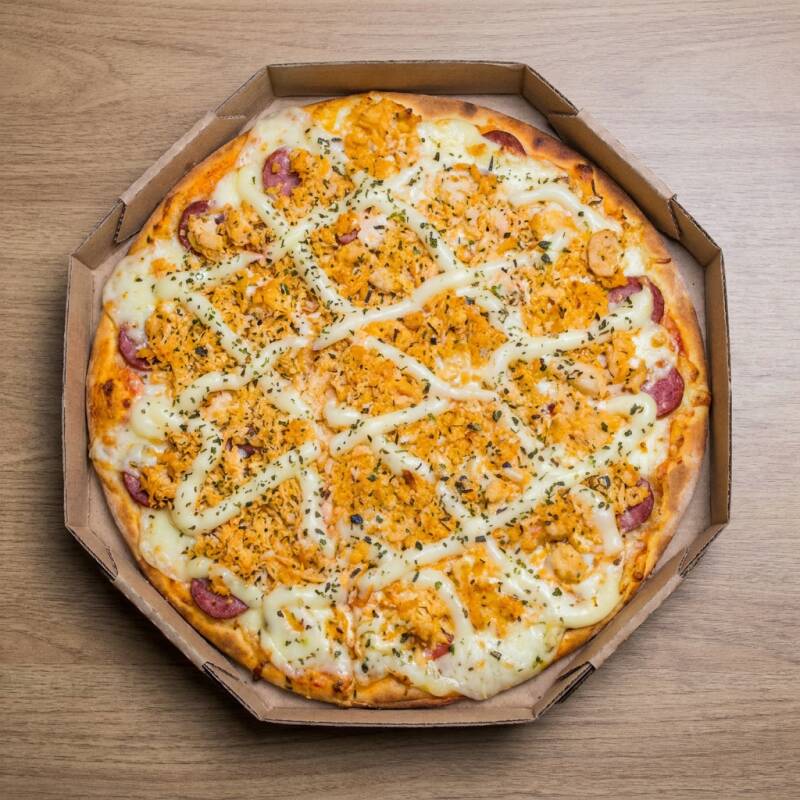 Pizza Famia 12 sabores, de calabresa e frango com catupiry danubio.