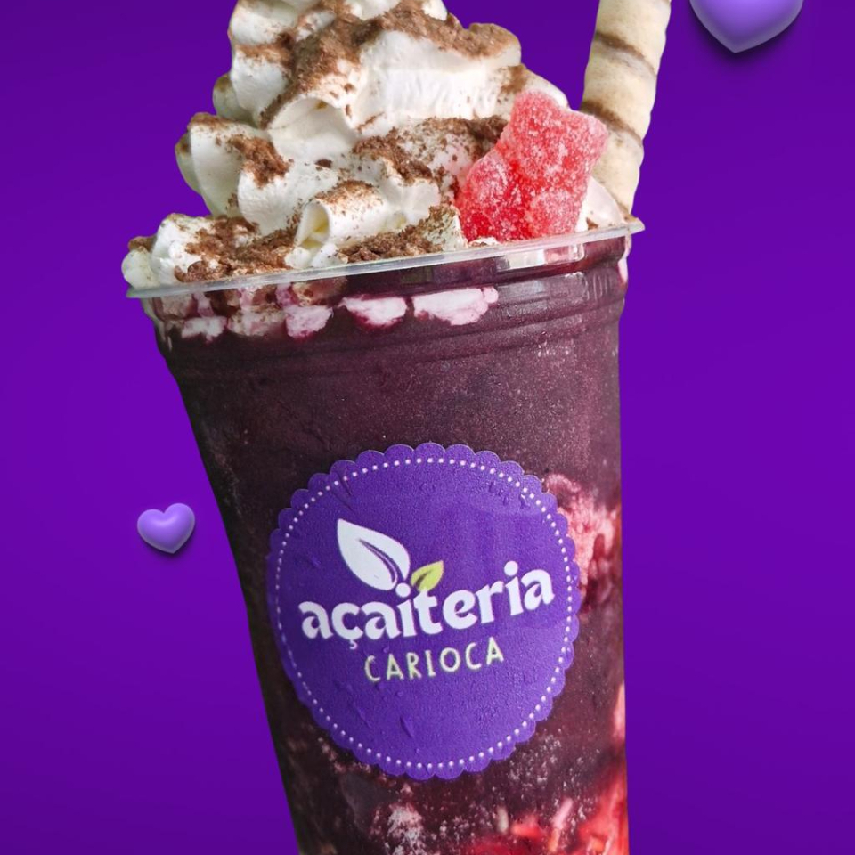 Nosso açaí é cremoso, batido com polpa selecionada, do jeitinho que o Carioca gosta. Oferecemos várias opções de doces e caldas e ainda, para finalizar, nosso delicioso chantilly artesanal. Nosso padrão de montagem é: açaí + doces e caldas no meio do copo + açaí + chantilly e topping (caso não queira chantilly, colocamos mais um pouco de doces e calda no topo). Bora lá, montar seu açaí?