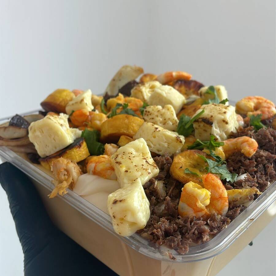 Pirão de aipim gourmet , 4 proteinas escolhida pelo cliente , banana da terra , batata palha , queijo coalho , salada vinagrete , molhos .