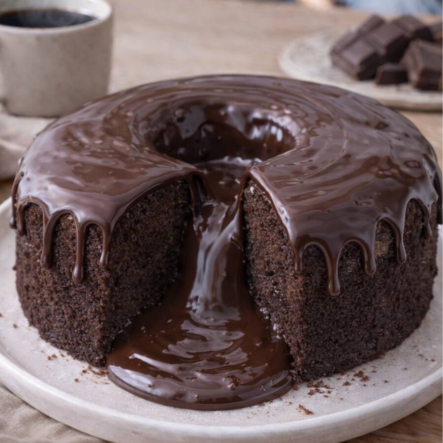 Bolo De Chocolate Super Fofinho Com Cobertura De Chocolate Cremosa e Generosa, Recheio Central Que Transborda Até Quase Derramar. Excesso De Chocolate Em Cada Pedaço. Uma Verdadeira Tentação e Delícia Demais!