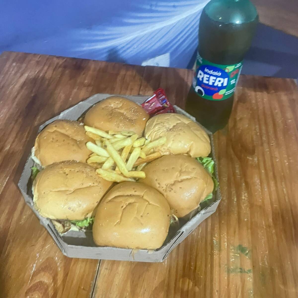 O 'Combo Família Grande' é a escolha perfeita para momentos especiais em família. São 6 hambúrgueres saborosos e robustos, cada hamburguer cuidadosamente preparados com carne industrializada , queijo derretido e uma crocante salada fresca. Acompanha ainda 200g de batatas fritas, crocantes por fora e macias por dentro, perfeitamente sequinhas e saborosas. Para complementar, um refrescante refrigerante de 1l para dividir e brindar. Uma experiência gastronômica completa que irá satisfazer e surpreender a todos!