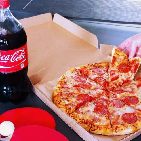 1 pizza de calabresa deliciosa + 1 coquinha 2l bem gelada. A combinação perfeita!