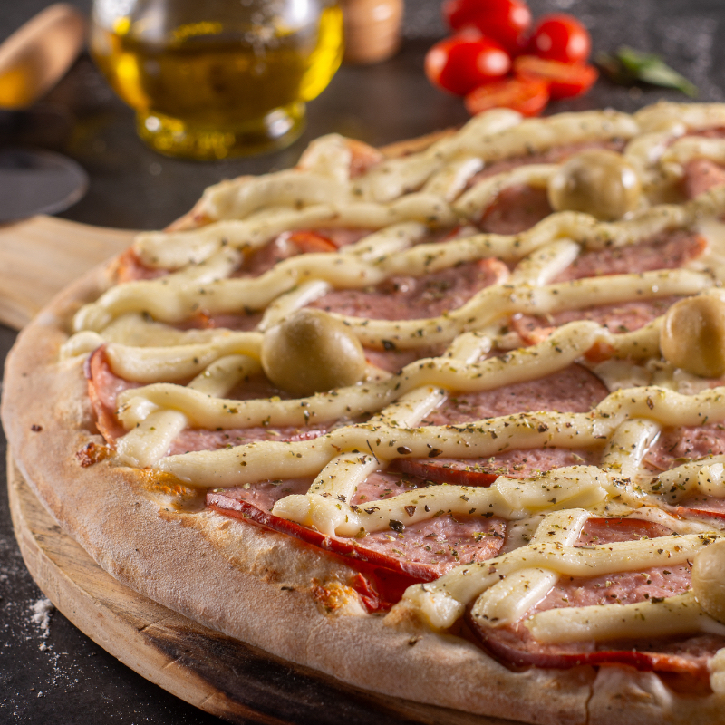 Mussarela, Catupiry, Lombo Canadense, Azeitona, Molho de Tomate, Orégano