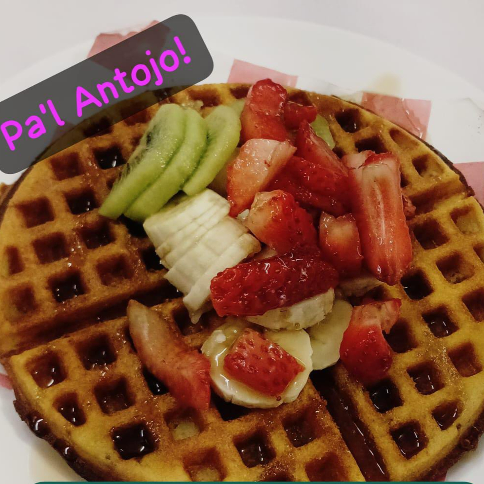 Waffle con Fruta y Miel Maple