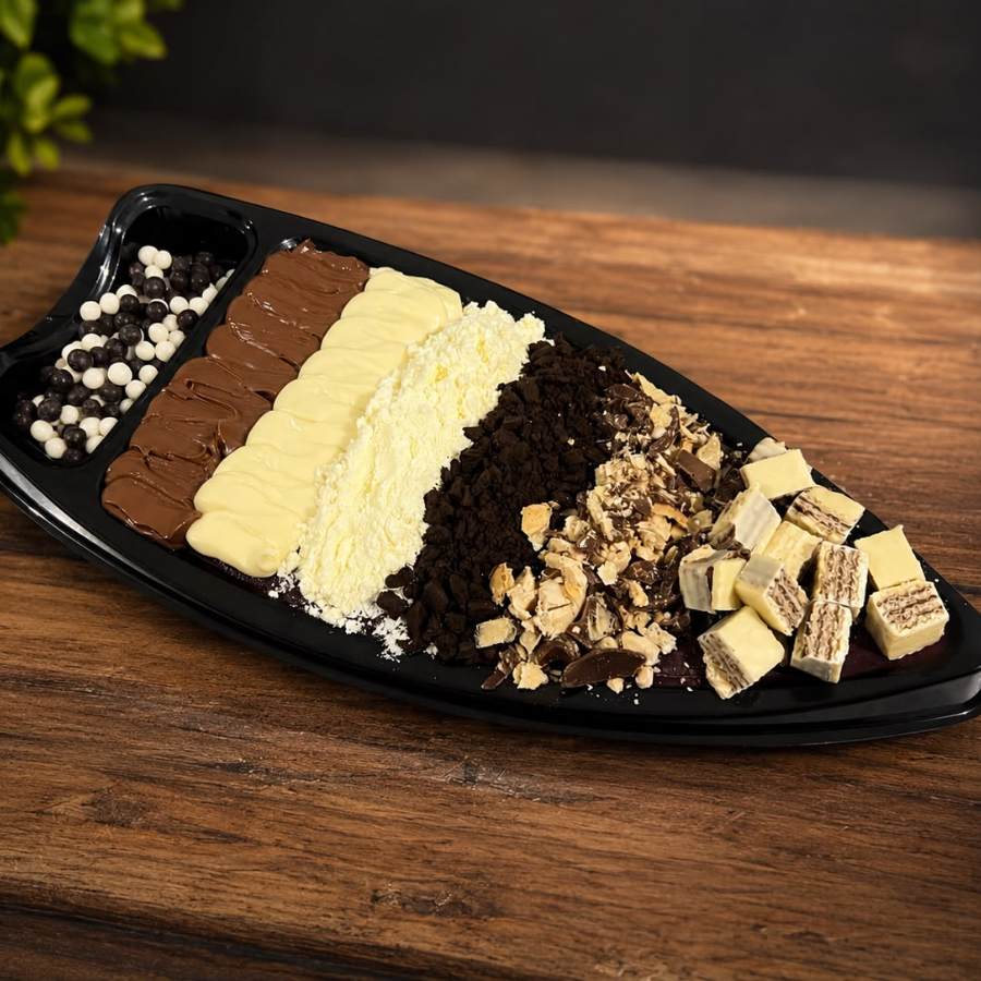 A escolha perfeita para os apaixonados por chocolate! São 400g de açaí premium super cremoso, acompanhados de 7 complementos irresistíveis: bolinhas de chocolate, creme de leite ninho, creme de avelã com cacau, leite ninho, Ovomaltine, Sonho de Valsa e, para finalizar, deliciosos pedaços de Bis Branco. Uma combinação intensa de cremosidade, crocância e muito chocolate, formando uma barca generosa de aproximadamente 650g de puro sabor! 😍 Importante: esta é uma combinação exclusiva e não permite alterações ou substituições de ingredientes