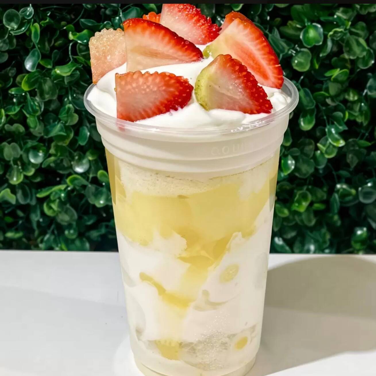 Leite em pó,leite condensado,banana e morango e granola