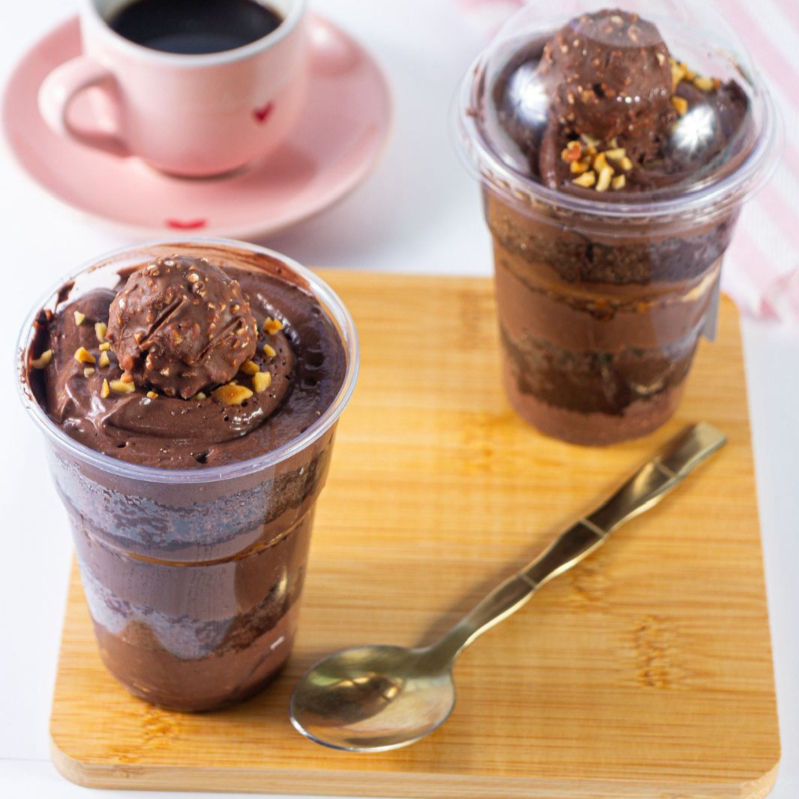 Um delicioso copo da felicidade ferrero rocher com nossp Brigadeiro gourmet 50% cacau com amendoim e bastante Nutella e mousse de chocolate, finalizado com Ferrero Rocher