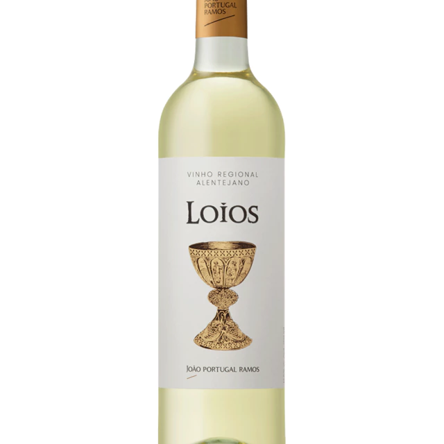Uma excelente opção para acompanhar pratos leves e frescos, o Loios Branco é um vinho produzido pelo renomado enólogo João Portugal Ramos, que combina as castas Roupeiro e Rabo de Ovelha. Com aromas minerais e cítricos, especialmente de lima, este vinho revela leveza e notas frutadas no paladar, equilibradas por uma acidez integrada. O Loios Branco é um vinho elegante e versátil, que expressa as qualidades do terroir alentejano.