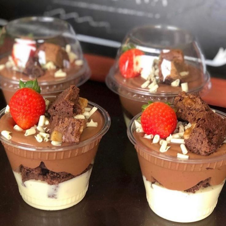 Delicioso copo de brawnie com creme de junho com brigadeiro