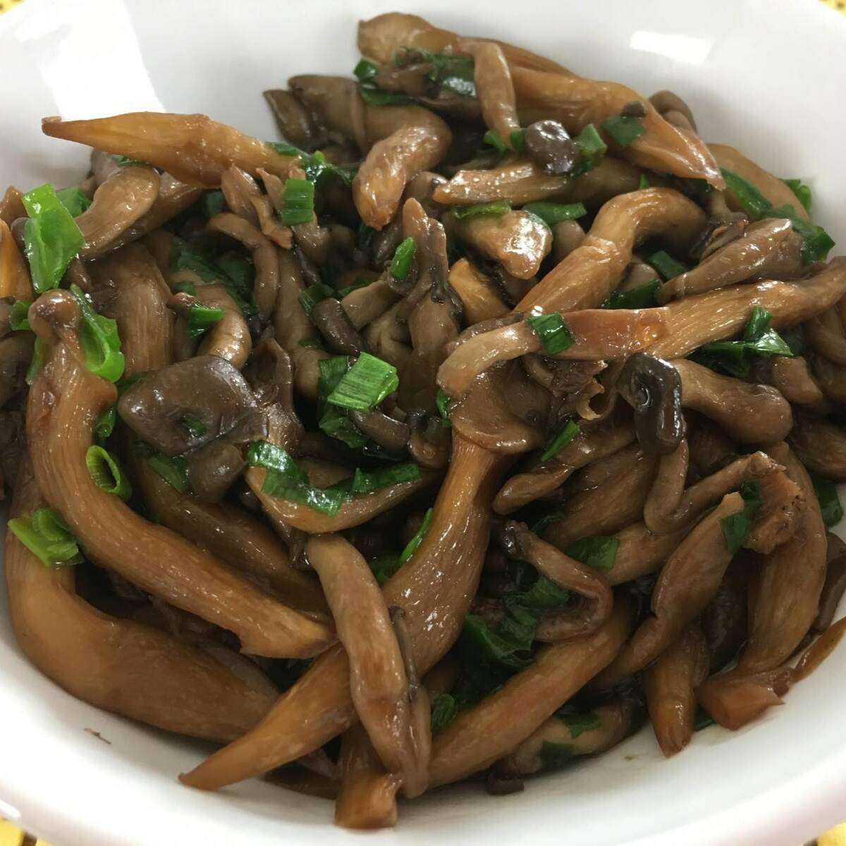 SHIMEJI REFOGADO NA MATEIGA, CEBOLETE, SHOYU, SAKÊ E TEMPERO DO CHEF.