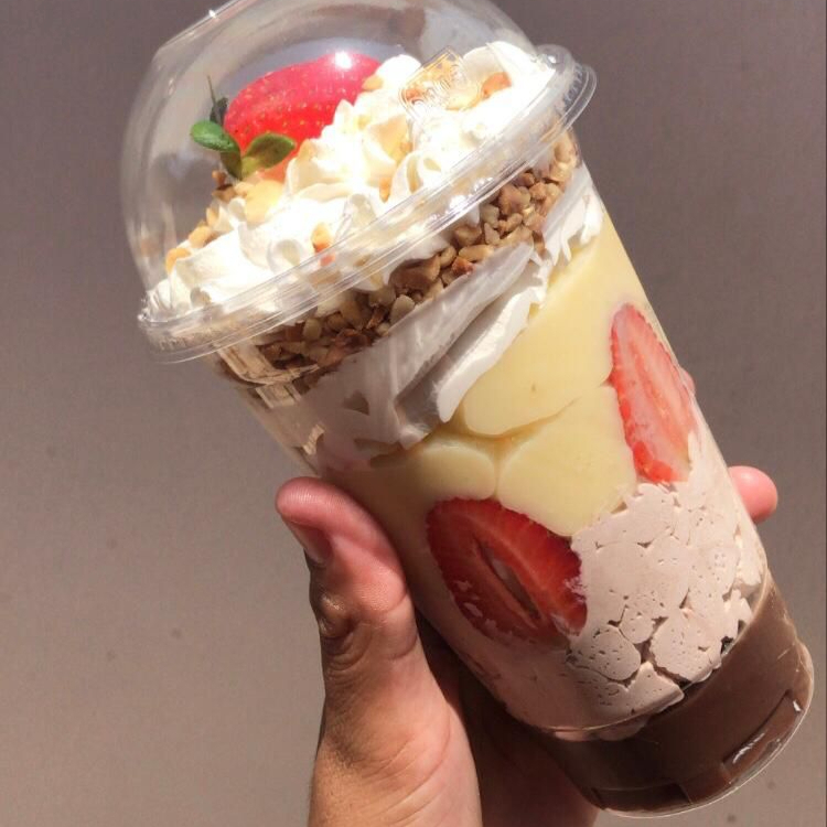 Creme de ninho, creme de chocolate, mousse de ninho, morango e amendoim