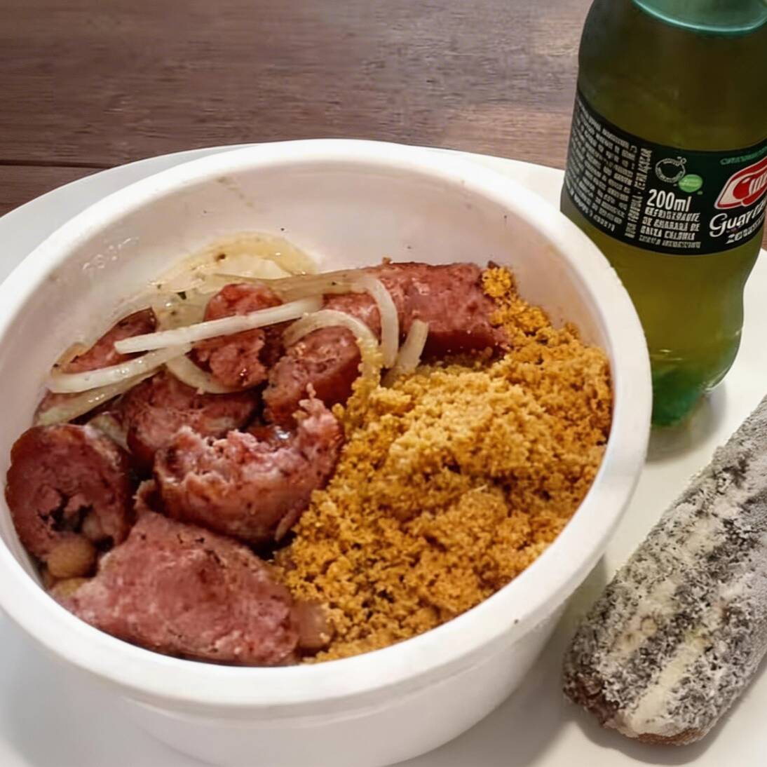 Marmitex na Cumbuca, A porção ideal para o Almoço ou Jantar Leve.
Cumbuca de Linguiça Toscana, Arroz, Feijão e Farofa.
Acompanha uma Bebida de 200ml e uma Sobremesa: Palha Italiana. (Cortesia)
Os pratos são fixos e não substituímos itens.