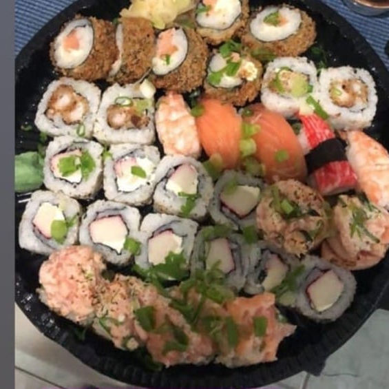 10 uramaki de kani , 5 uramaki de camarão natural, 5 nigiri variado , 2 Joy joy , 3 kanape de salmão e 5 carioca de salmão