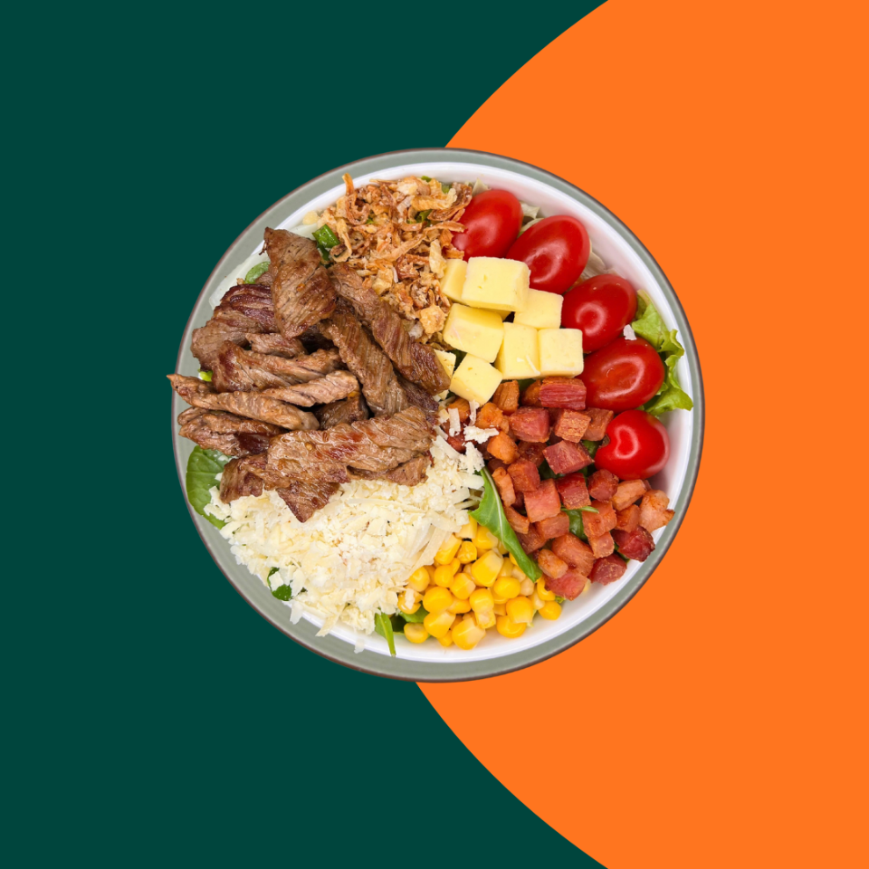 • Mix de alfaces (120G a 140G) • Alcatra grelhada em tiras 120g • Bacon em cubos 50g • Muçarela em cubos 30g • Parmesão ralado 40g • Milho 30g • Cebola crispy 30g