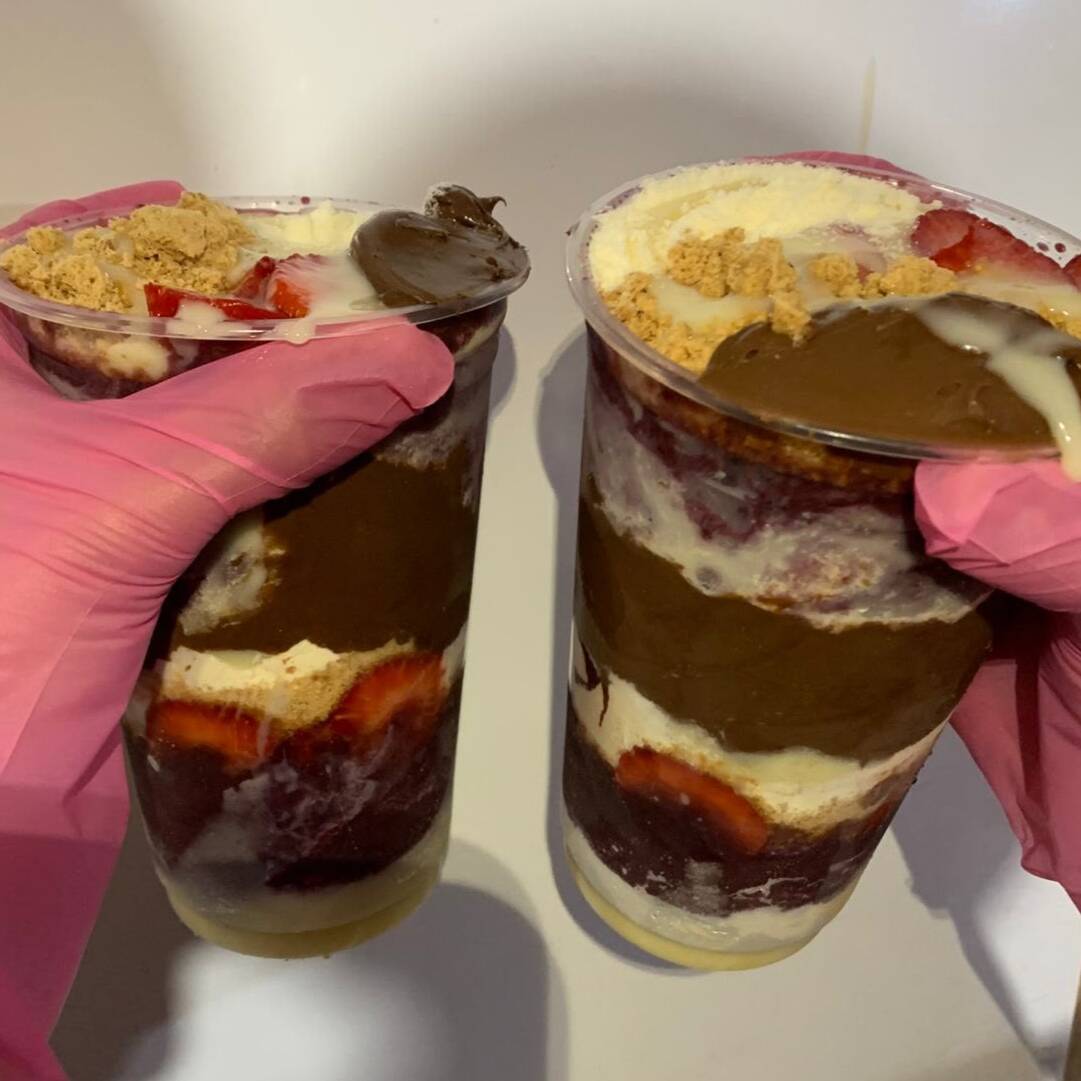 2 copos de 500 ml , delicioso açaí de 500 ml com os acréscimos que vc escolher em camadas !