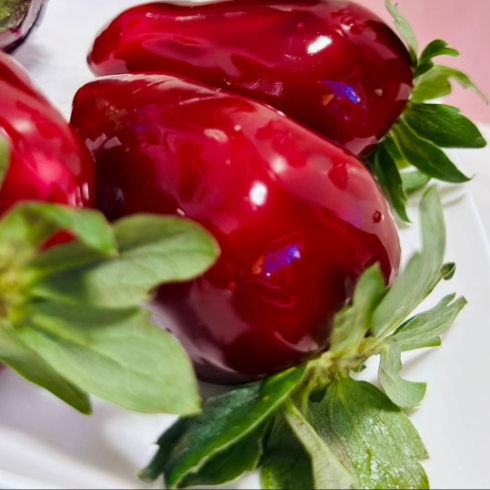 Um perfeito morango do amor, com a casquinha fininha no ponto certo, um brigadeiro de ninho e morango selecionado.