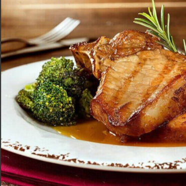 Carré preparado no ponto certo, macio por dentro e com sabor marcante, valorizando a carne com um tempero equilibrado e suculento. Um prato clássico, bem servido e ideal para quem aprecia uma refeição farta e cheia de sabor. Acompanha arroz soltinho, feijão fresquinho, farofa e salada, formando uma combinação completa.