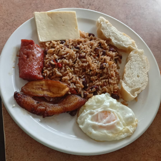 Pinto Con Todo + Bebida