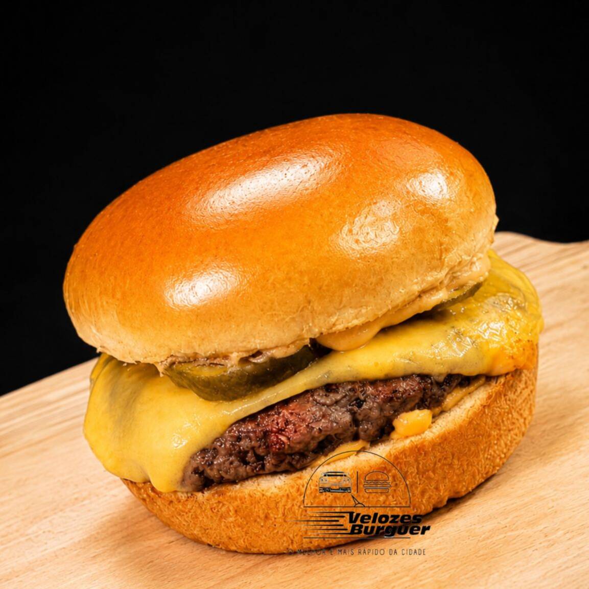 Pão brioche, carne bovina artesanal 180 g, queijo prato, picles e molho Tasty.
Acompanha: 1 molho especial da casa e 4 sachês de ketchup.