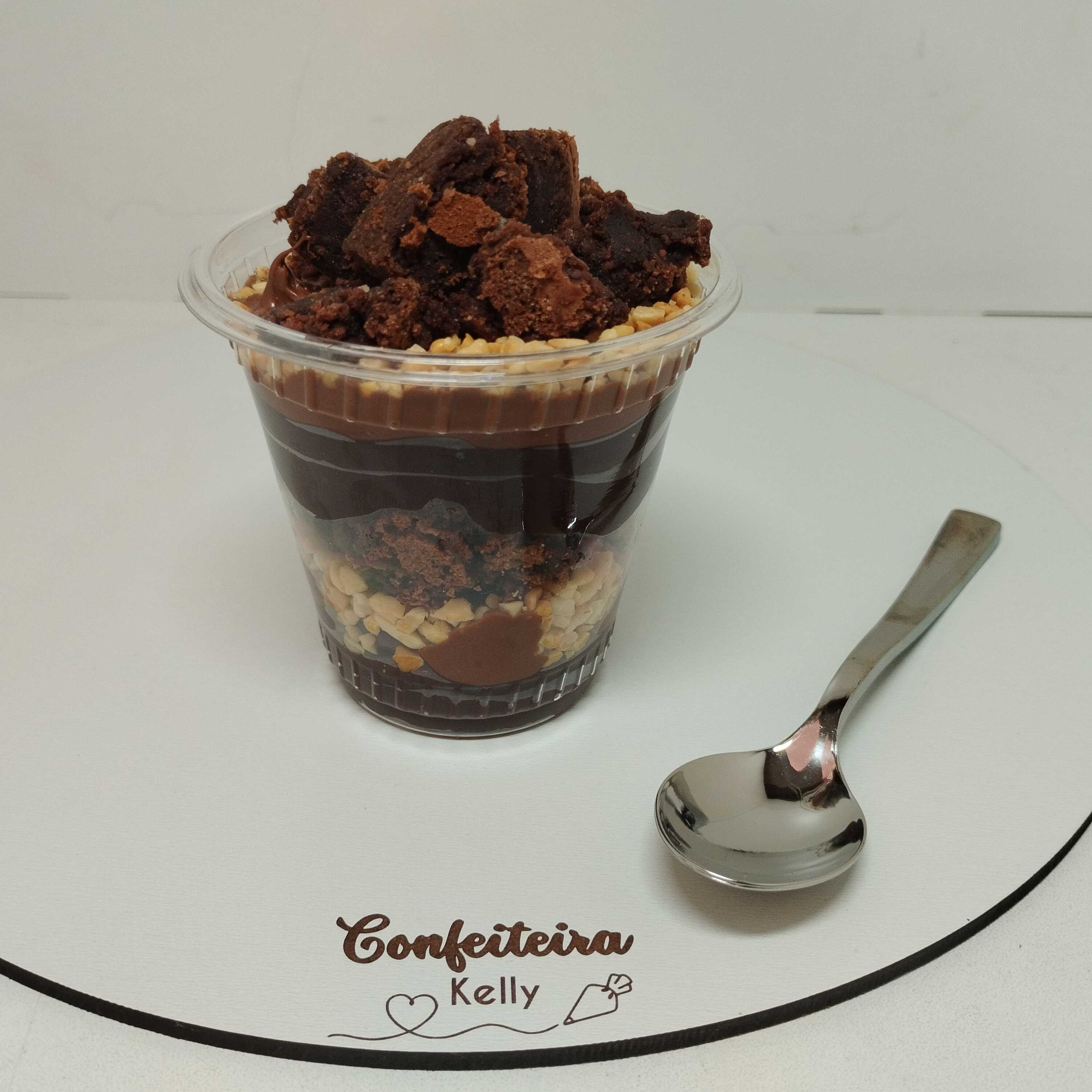 Generosas camadas de brigadeiro 50% cacau + pedaços de brownie, nutella e amendoim. Maravilhoso e bem chocolatudo!