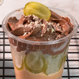 Sobremesa de pote com brigadeiro branco, uvas e brigadeiro preto Sem açúcar, sem trigo e zero lactose 160g Não recomendamos para Celíacos e Alérgicos a Proteína do Leite