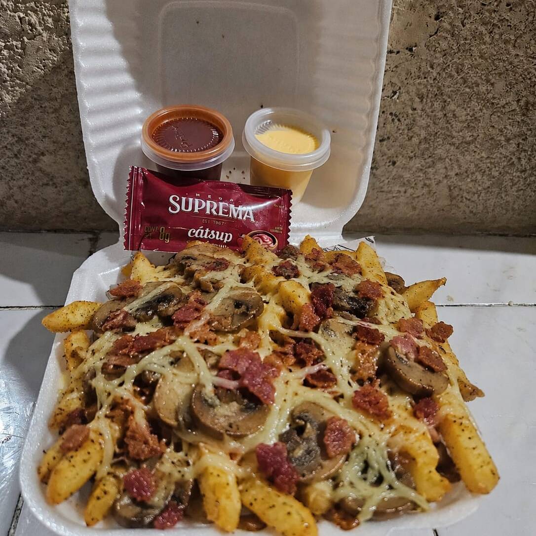 Francesa con champiñones, tocino crujiente y queso
