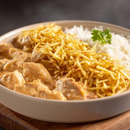 Strogonoff de frango, arroz, batata palha e um refri 200ml