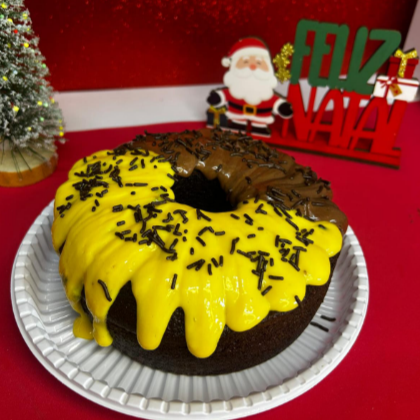 Massa fofinha de chocolate coberto meio a maio com nosso brigadeiro cremoso de chocolate ao leite e mousse maracujá aprox 650g