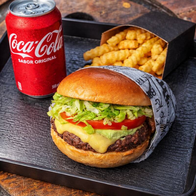 Pão Brioche selado, burguer de 150g, mussarela derretida, tomate fresco, alface americana e aquela deliciosa maionese verde artesanal +refrigerante 350ml e uma deliciosa Porção de batata Crinkle