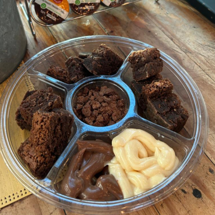 Pedaços de brownie com cobertura e farofa de sua escolha, para compartilhar!
