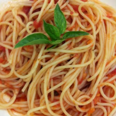Deliciosa massa al dente com molho de tomate ao sugo elaborado com ervas finas e azeite extra virgem.