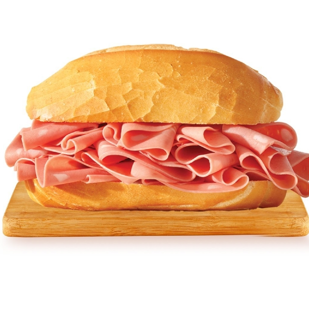 Pão francês com 4 fatias de mortadela tradicional fininha.