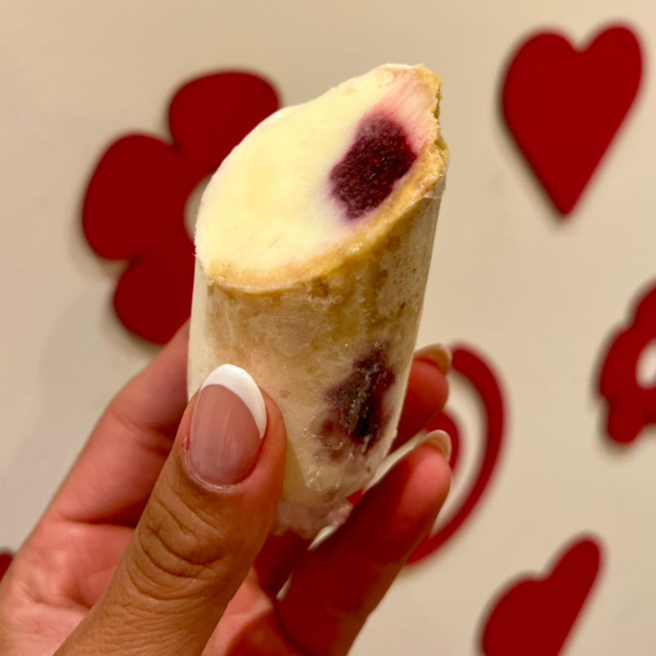 Casquinha de biscoito crocante e um delicioso recheio à base de cream cheese com geleia artesanal de frutas vermelhas. Para os amantes dessa sofisticada sobremesa.