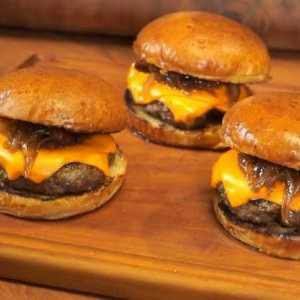 pão brioche super macio , 100g carne artesanal , dois queijos , catupiri e coalho , ou cheddar e coalho , tomate e o nosso delicioso molho da casa de alho ou barbecue.