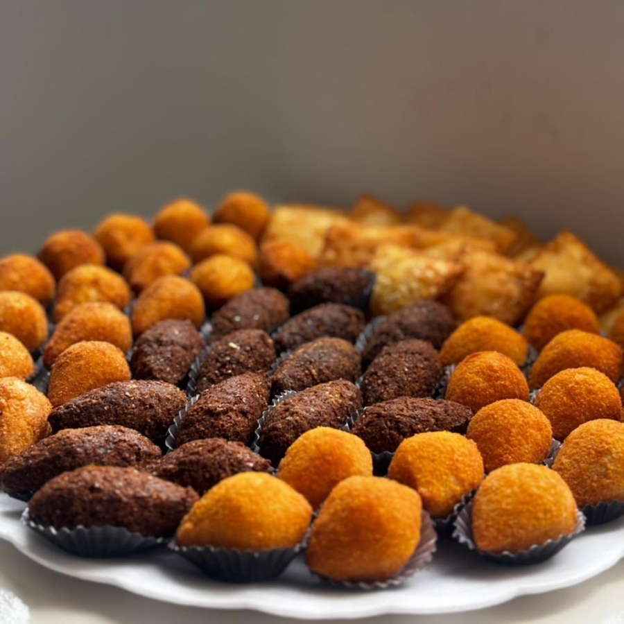 Combo Família a partir de 60 salgados sortidos, perfeitos para compartilhar. Escolha entre: coxinha de frango, quibe, risoles, bolinho de queijo e pastéis.