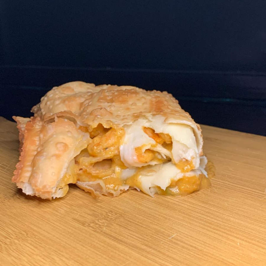 Camarões frescos com queijo derretido e molho especial da casa. Cremoso, suculento e irresistível!