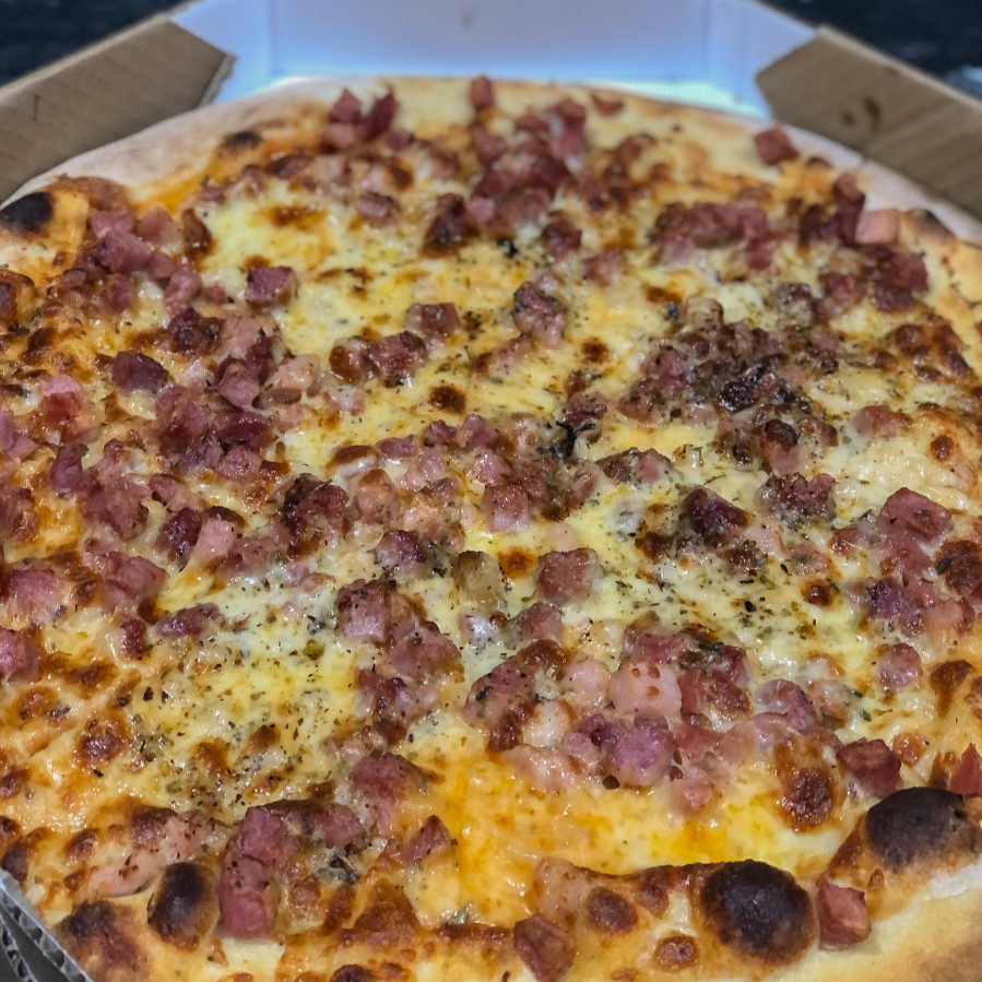Pizza Grande - 8 fatias: Mussarela, bacon e orégano.