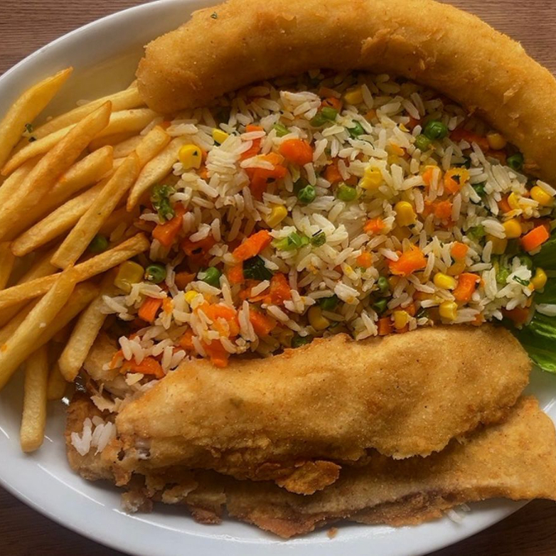 Acompanha arroz à grega, batatas fritas e banana à milanesa