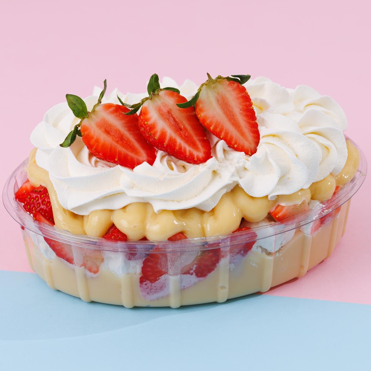 Essa maravilha uma camada de creme de Ninho morangos frescos picado suspiros chantilly serve 4/5 porções