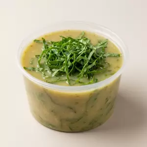Descubra o encanto do nosso Caldo Verde, apresentado em uma porção generosa de 400ml! Esta sopa clássica, pertencente à categoria Sopas e Caldos, promete deliciar o seu paladar. Cada colherada oferece um casamento perfeito de sabores, que vai desde o sabor suave e terroso das batatas até a textura sedosa do caldo. O toque final de couve picada finamente adiciona uma camada extra de sabor e cor. Nós garantimos que você vai se apaixonar por esta refeição reconfortante e nutritiva. Peça já o seu!