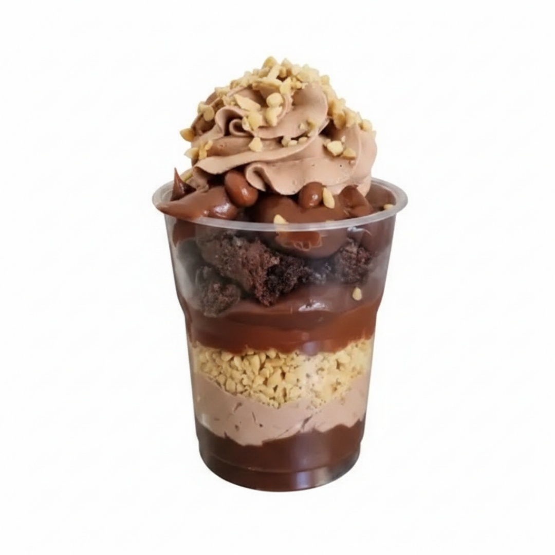 Sobremesa deliciosa, feita com creme de chocolate, chocolate 50% cacau, amendoim granulado, Nutella e brownie. Aprox. 230g