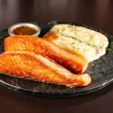 (serve 2 pessoas) salmão ao molho de maracujá, arroz com brócolis, batata de mil folhas e creme de bufula.