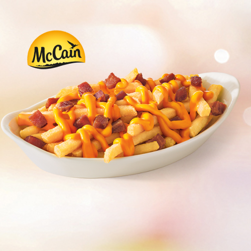 Batata frita acompanhada de queijo cheddar e cubos de bacon.