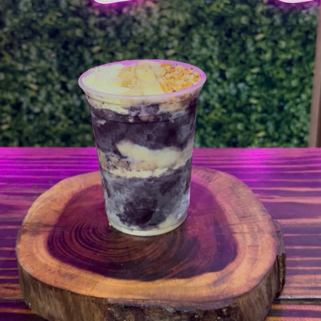 Açaí com leite em pó, leite condensado, amendoim triturado e banana… clássico e delicioso!