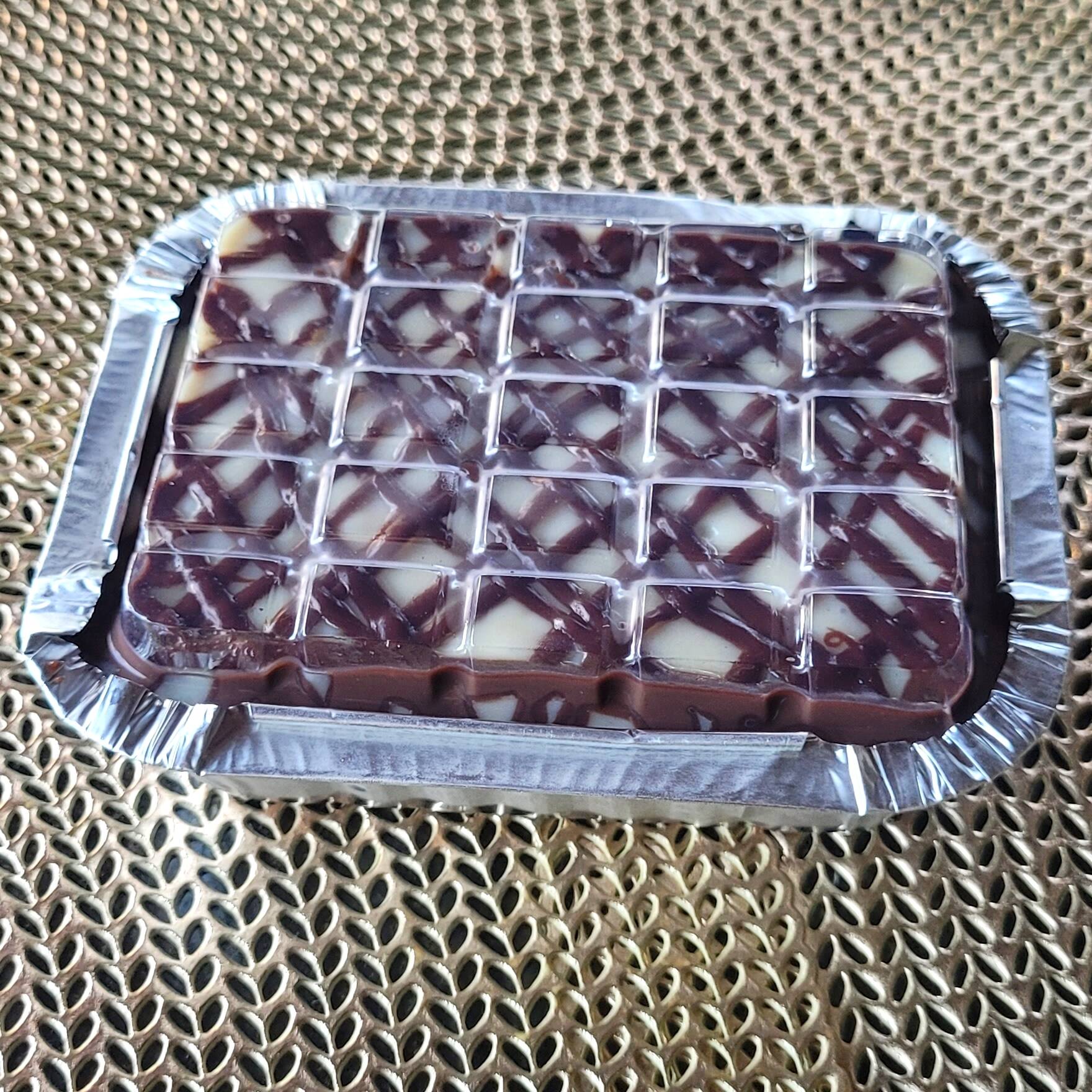 Bolo de baunilha supermolhadinho, recheado com creme de ninho e Nutella, servido na marmitinha. Aproximadamente 200g.