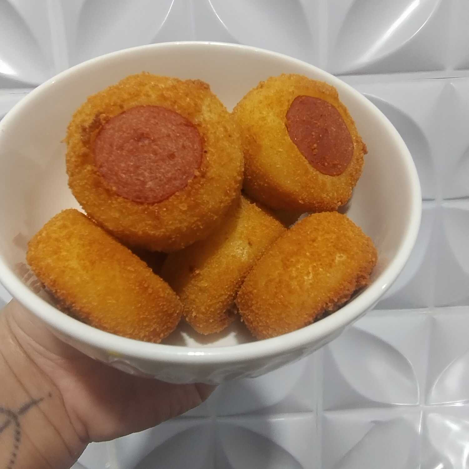 10 mini unidades de empanadinho de salsicha, fritos na hora.